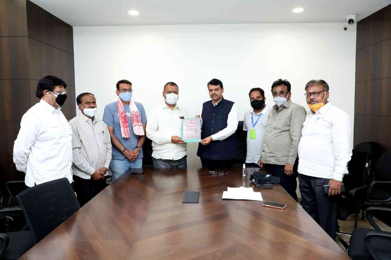Leader of Opposition Devendra Fadnavis, Nagpur Mayor Dayashankar Tiwari, former Mayor Sandip Joshi, Standing Committee Chairman Prakash Bhoyar, along with others.